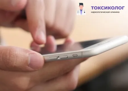 Человек прокручивает ленту на смартфоне, что может указывать на необходимость услуги «Лечение интернет-зависимости»