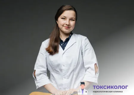 Улыбающийся врач клиники в белом халате, специалист по лечению зависимостей.